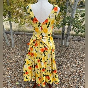 Collectif GISELLE Vintage CLASSIC FLORAL Lilien Kurzarm SWING DRESS Kleid main image 0